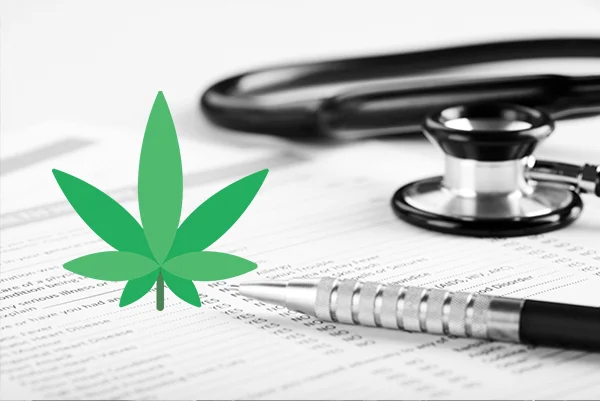 Medizinalcannabis kann unter bestimmten Voraussetzungen verschrieben werden, doch Ärzte müssen § 13 BtMG beachten. Straftaten und berufsrechtliche Konsequenzen drohen bei Verstoß. Die Verschreibung sollte das Ultima-Ratio-Prinzip berücksichtigen und Alternativen in Betracht ziehen. Die sorgfältige Dokumentation anderer möglicher Behandlungen ist wichtig, um Rechtfertigungen zu vermeiden. Selbstbestimmungsrecht des Patienten sollte dabei berücksichtigt werden.
